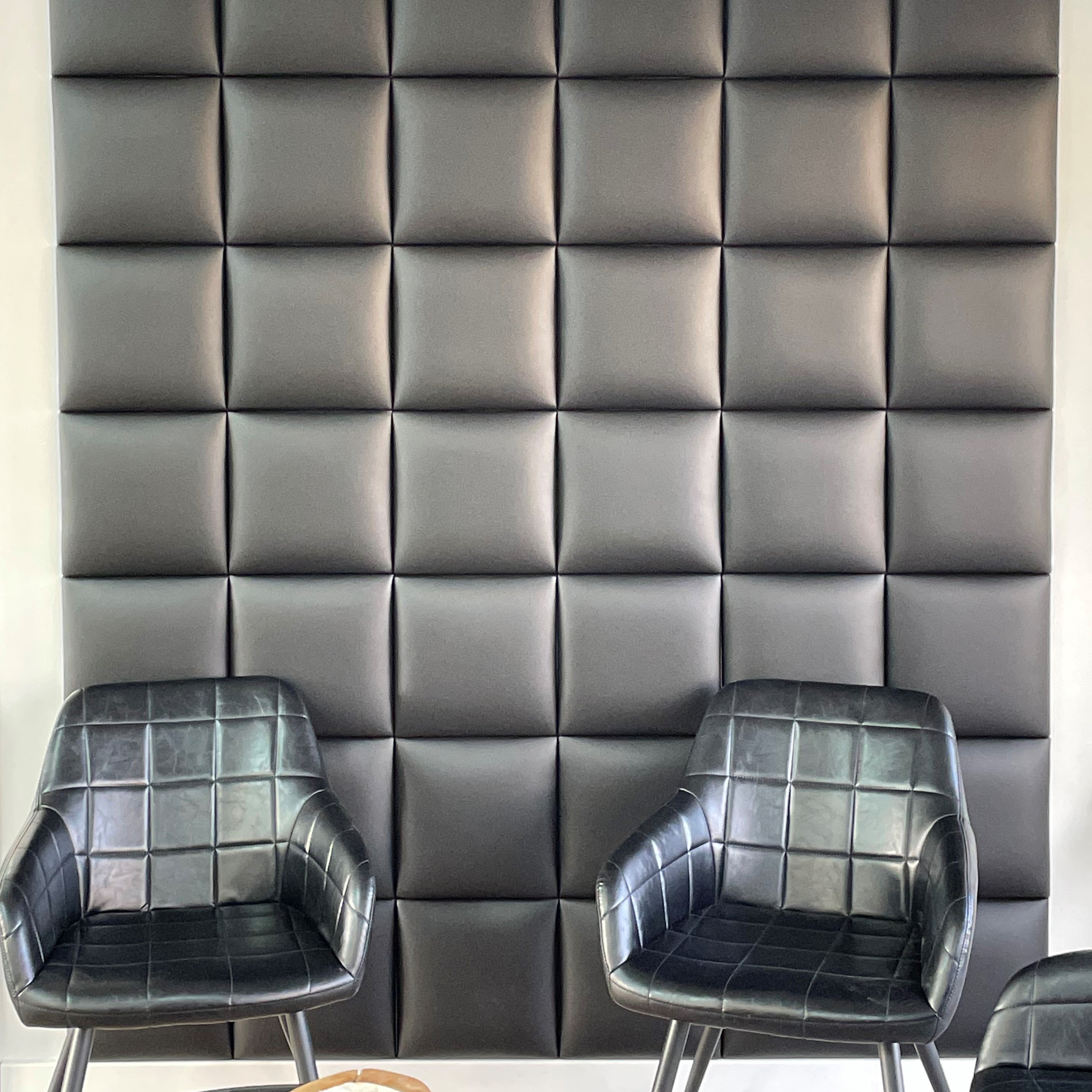 Gemütliche Sitzecke mit Lederpolstern