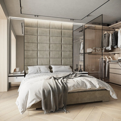 Creme farbene Polsterpaneele als luxuriöses Kopfteil im modernen Schlafzimmer und hochwertige Wandpaneele aus Samt für stilvolle Raumgestaltung.